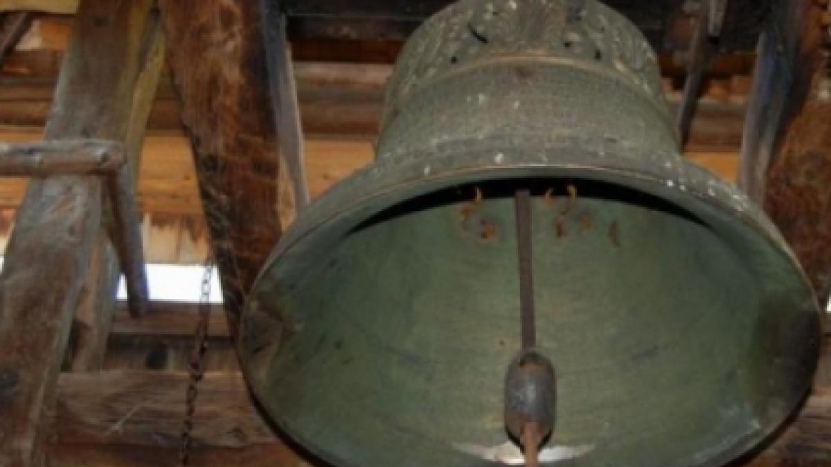 hotii nu mai au nici un dumnezeu au furat clopotul bisericii