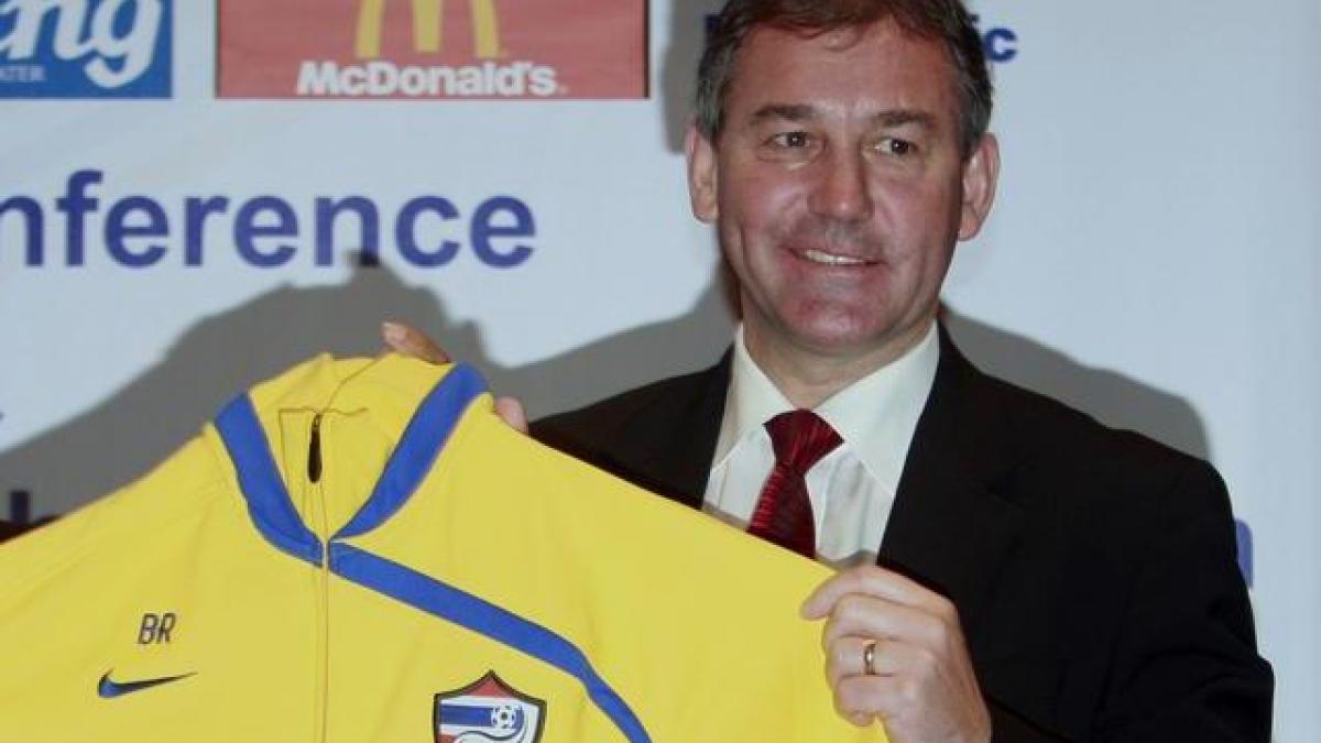 bryan robson a fost operat pentru a i se extirpa o tumora la gat