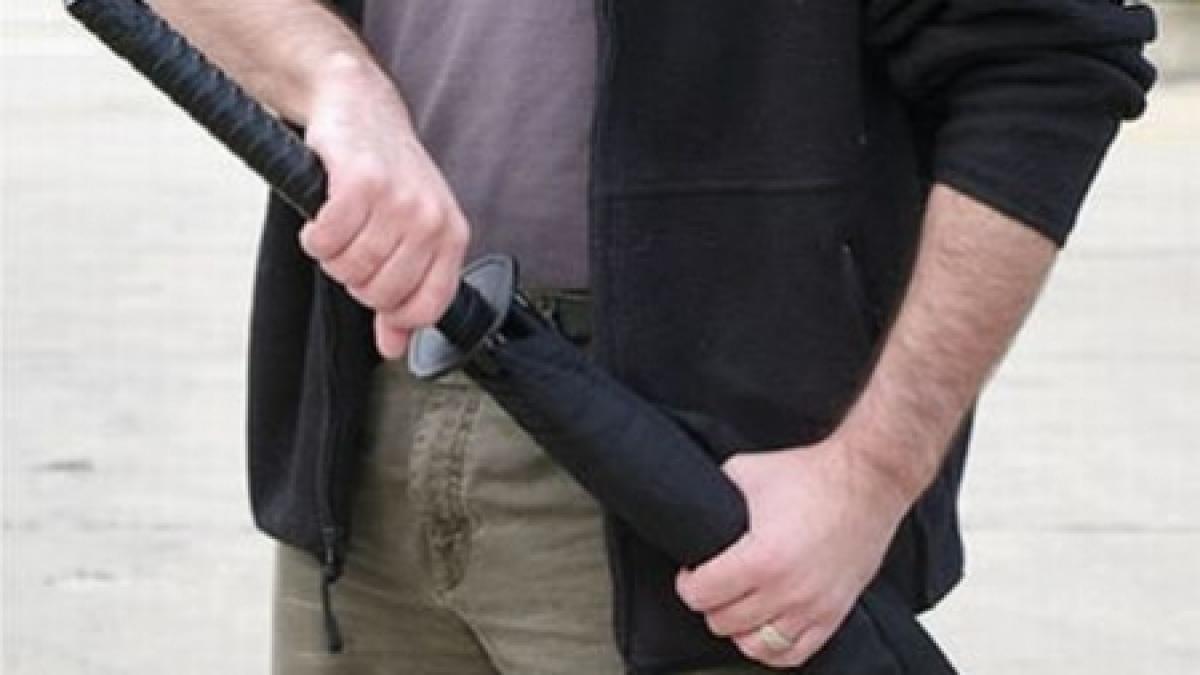 razbunare cu sabia un roman a distrus un bar din italia