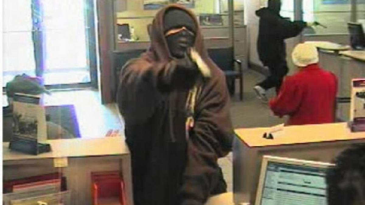 socant imagini noi cu jaful armat din 2009 de la o banca din cluj