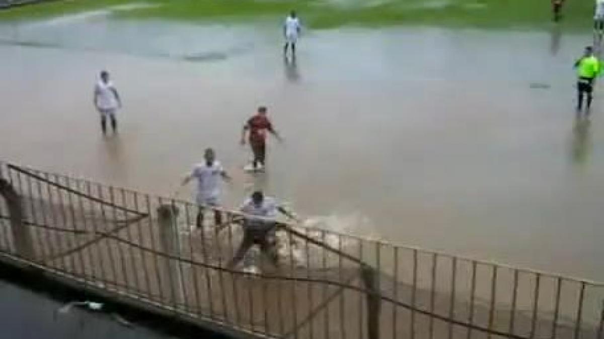 brazilia meci de fotbal jucat pe un teren pe jumatate inundat