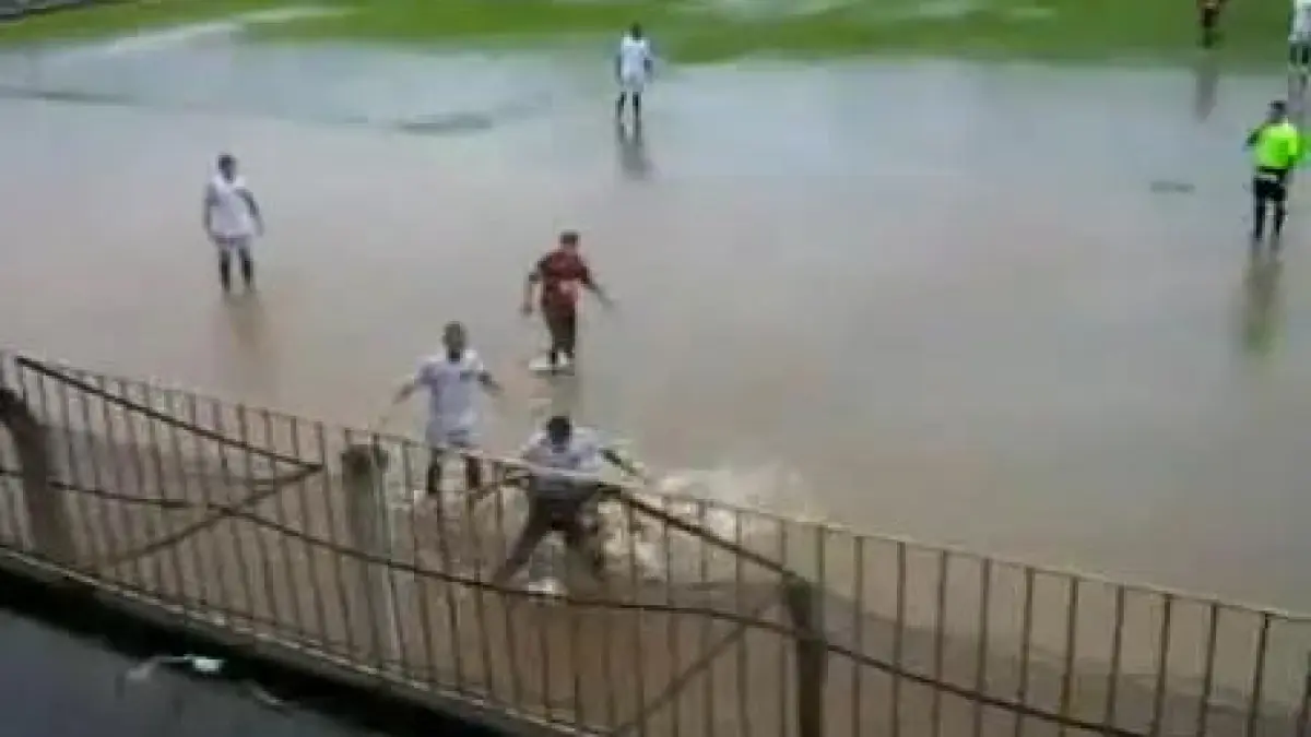 brazilia meci de fotbal jucat pe un teren pe jumatate inundat