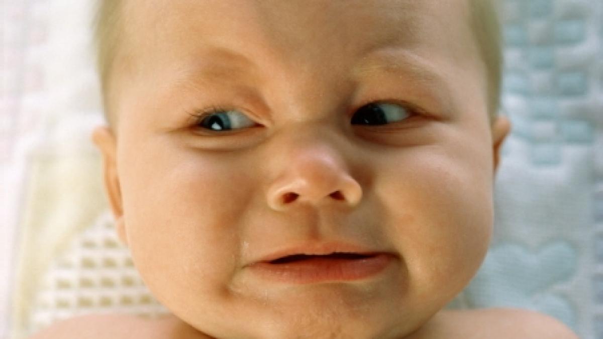 filmulet amuzant un bebelus se sperie cand mama sa isi sufla nasul