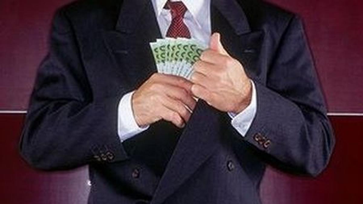 sef din vama cluj retinut pentru luare de mita