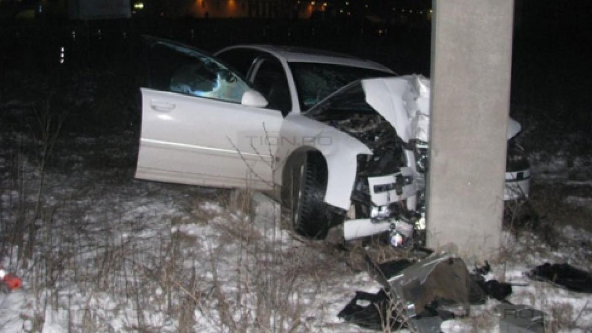 timisoara un sofer vitezoman s a oprit cu masina in stalp