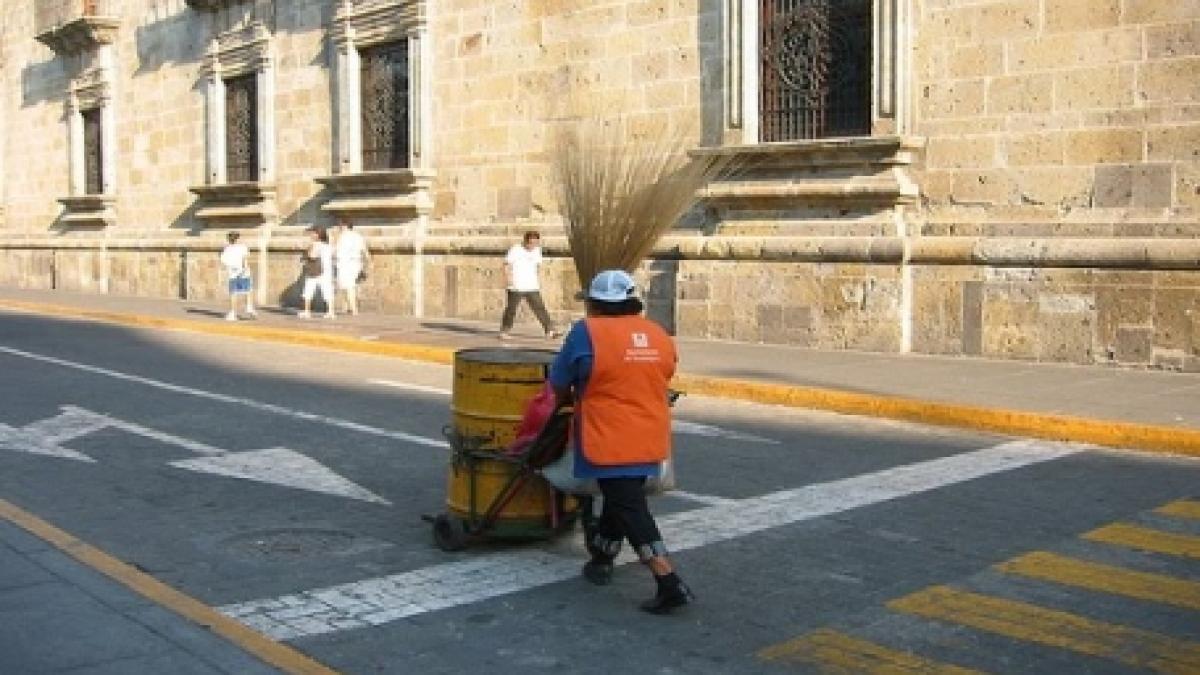 detinuti din vaslui scosi la maturat strazi in schimbul a 5 5 lei pe ora