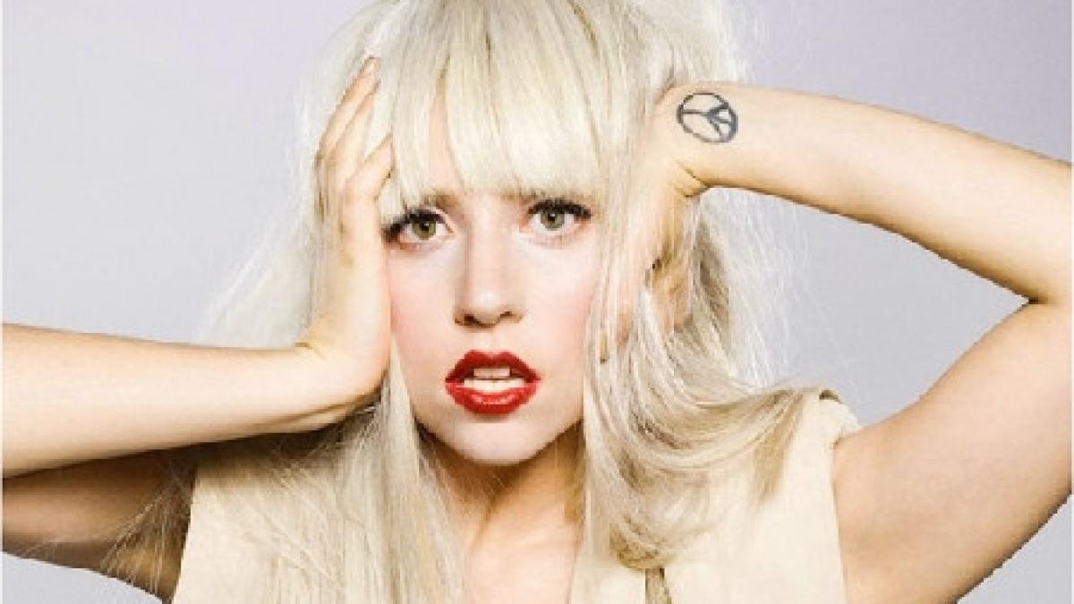 lady gaga isi pierde parul de la prea mult vopsit