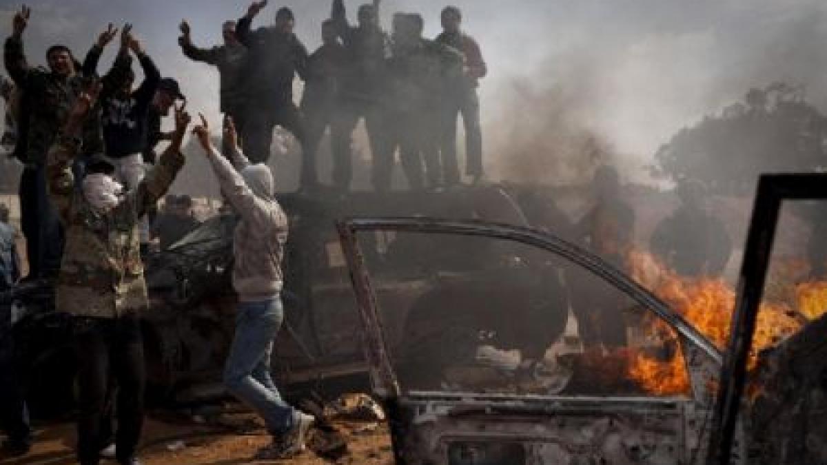 libia in a treia zi de razboi o cladire din incinta resedintei lui gaddafi a fost bombardata