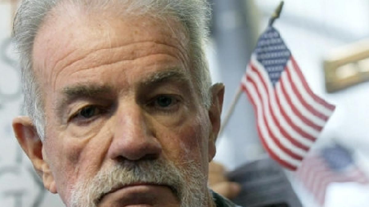 pastorul terry jones a ars un exemplar din coran in mijlocul bisericii