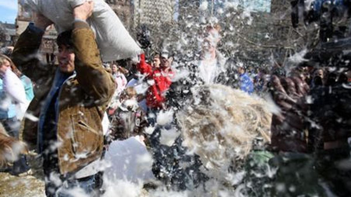 razboi al veseliei la berlin sute de persoane s au batut cu perne la poarta brandenburg