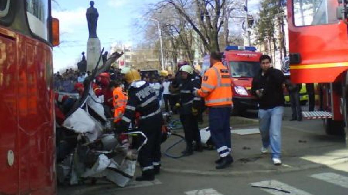 un mort si trei raniti grav la iasi dupa ce un tramvai ramas fara frane a lovit mai multe masini