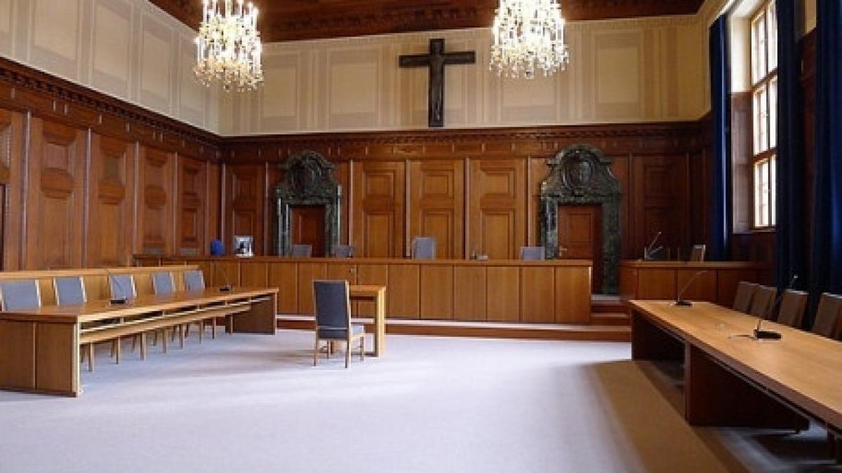 14 ani de inchisoare pentru un barbat care si a violat fiica vitrega si a avut opt copii cu ea