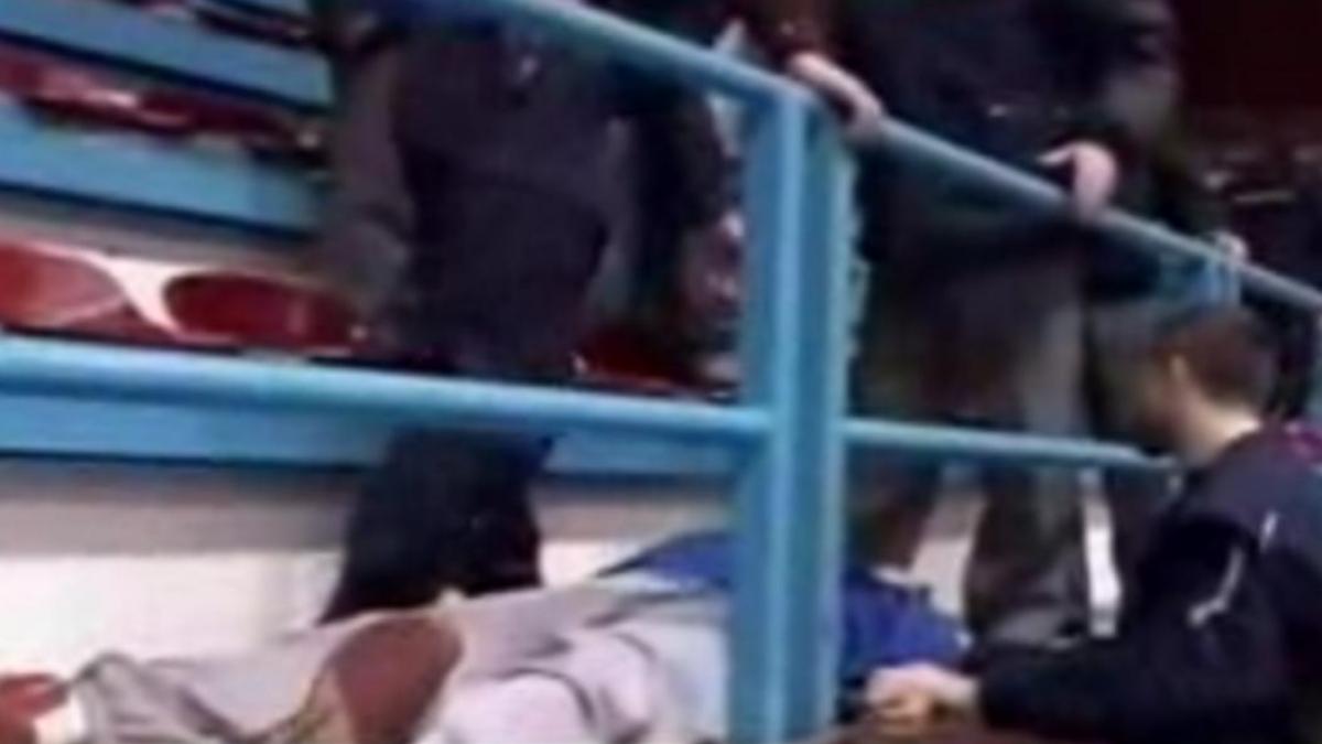 un suporter al echipei de volei explorari baia mare strans de gat de un politist comunitar