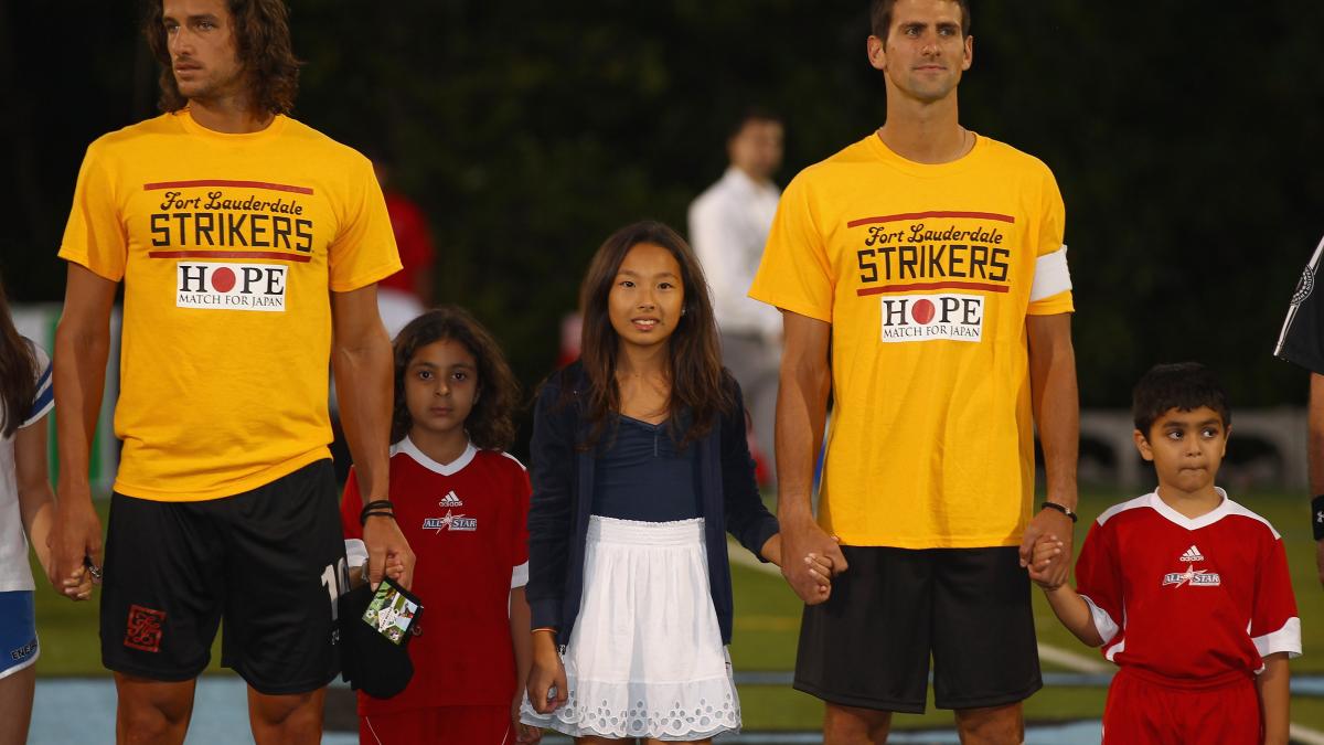 vedetele din tenis au jucat un meci de fotbal pentru victimele cutremurului din japonia