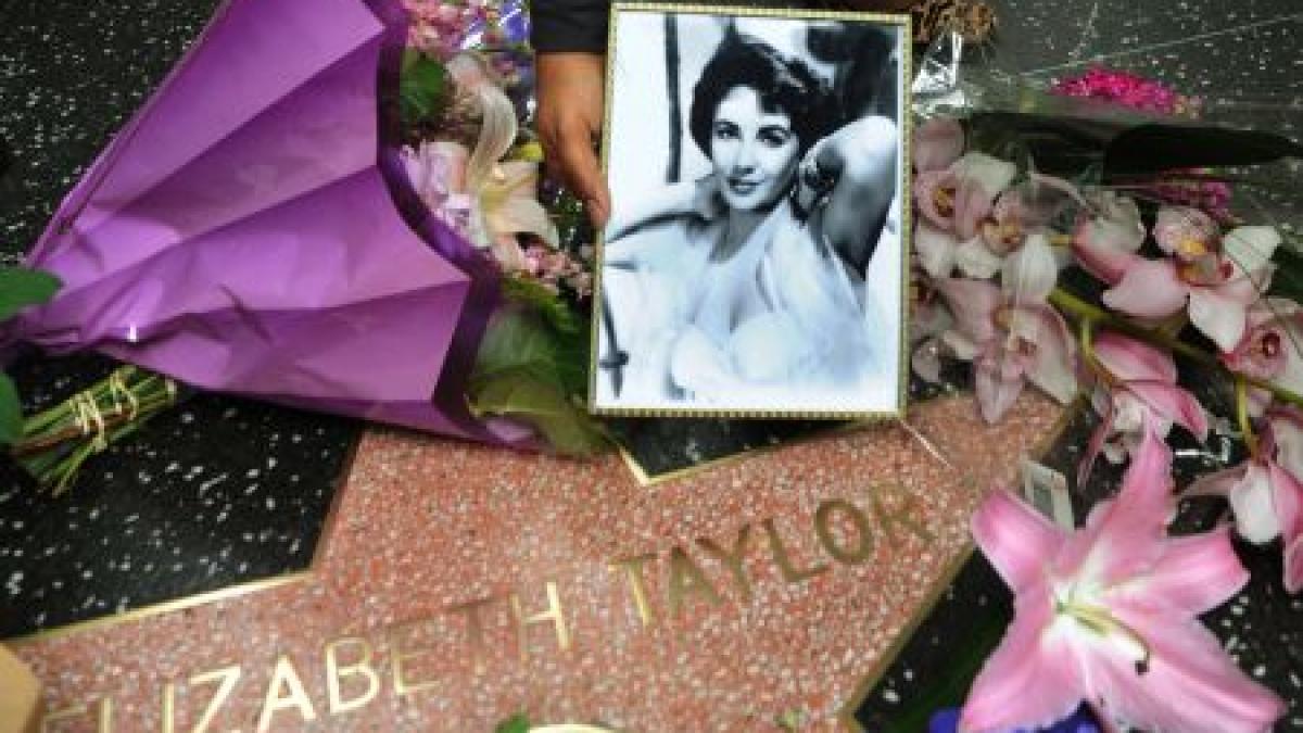 elizabeth taylor a fost inmormantata in cimitirul forest lawn din california