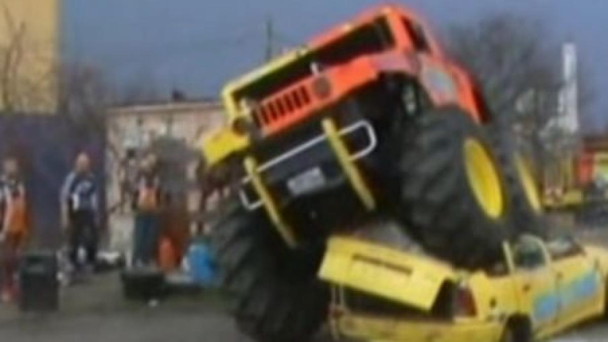 un monster truck masini turate la maxim si cascadorii alese pentru oamenii din gherla
