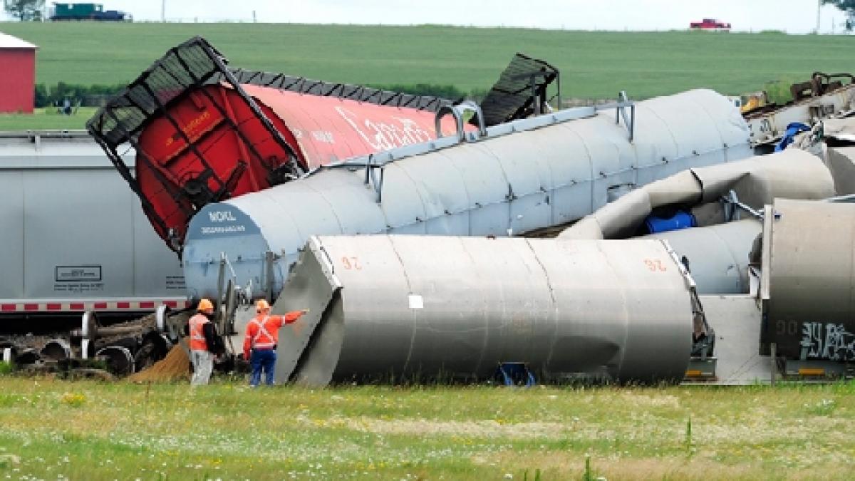 case evacuate dupa deraierea unui tren cu produse chimice in canada
