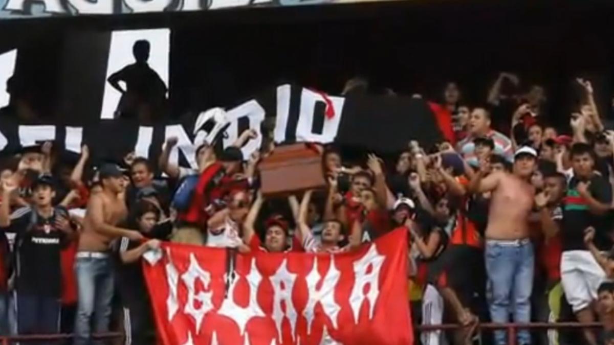 huliganii echipei cucuta deportivo au introdus pe stadion un sicriu in care se afla cadavrul unui