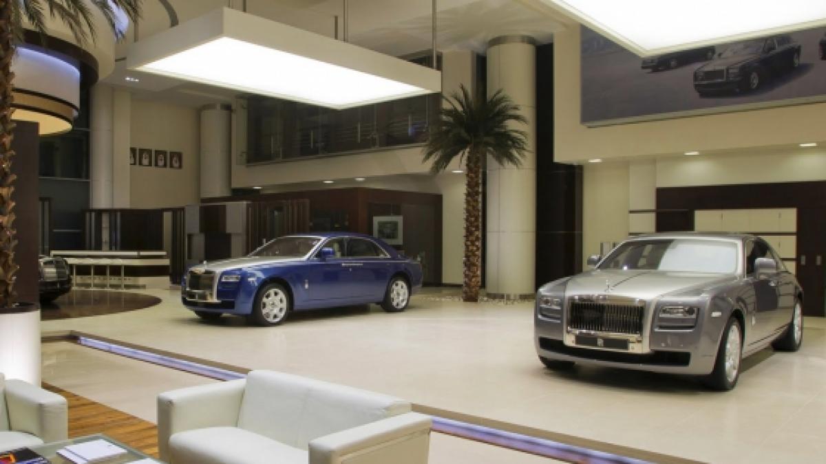 rolls royce deschide cel mai mare showroom in abu dhabi