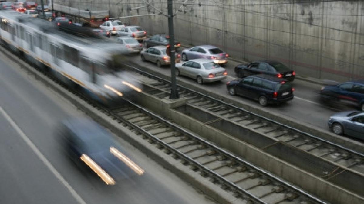 doi angajati ratb raniti grav dupa ce un barbat beat a intrat in ei cu masina