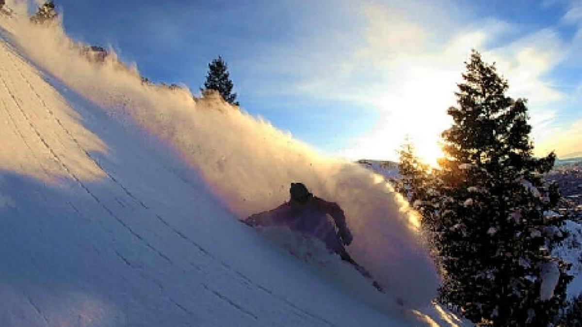 imagini incredibile un barbat ingropat in zapada isi filmeaza salvarea cu o camera montata pe casca