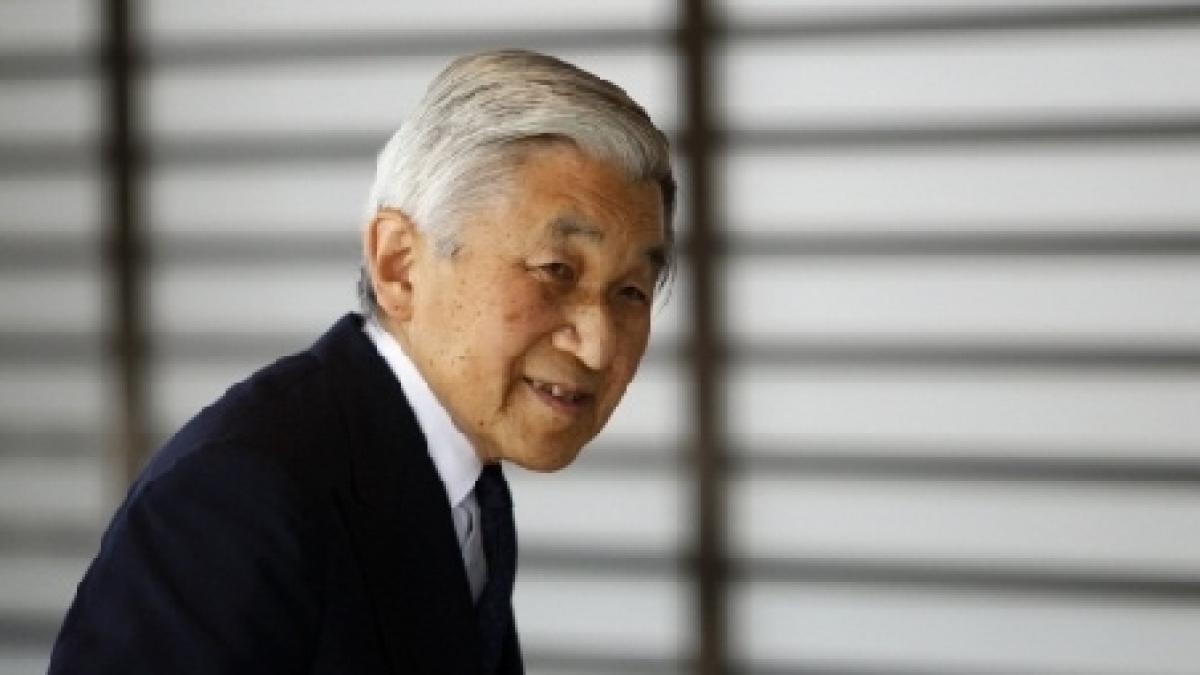 imparatul japoniei a vizitat un adapost al sinistratilor din tokyo