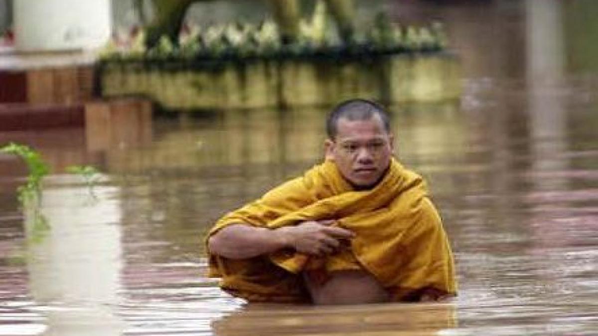inundatiile fac victime in thailanda mii de turisti sunt izolati pe insule