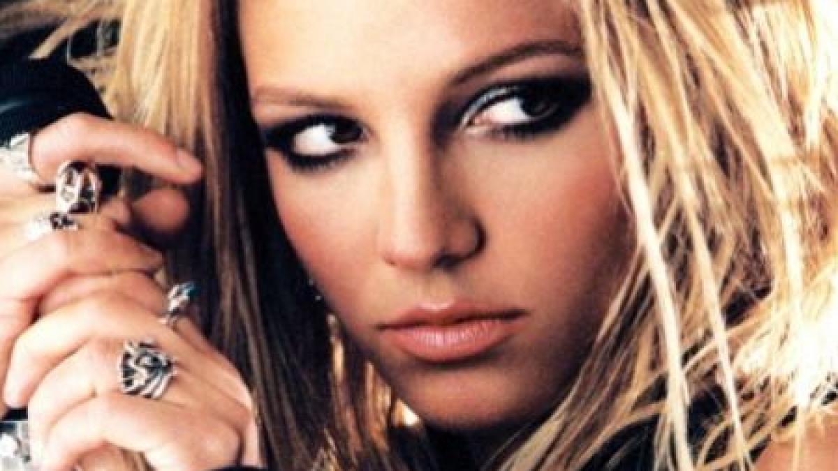 britney spears catapultata intr un wc portabil britney spears catapultata intr un wc portabil