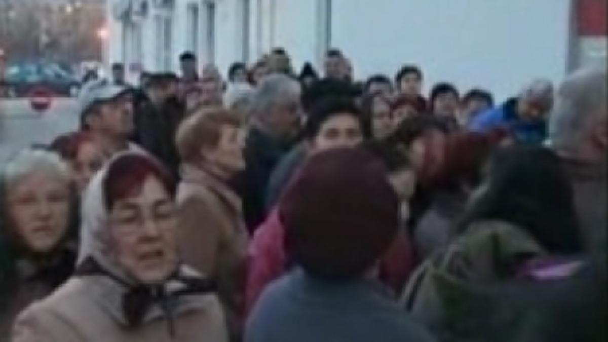 sute de romani s au calcat in picioare pentru a prinde produse alimentare la promotie
