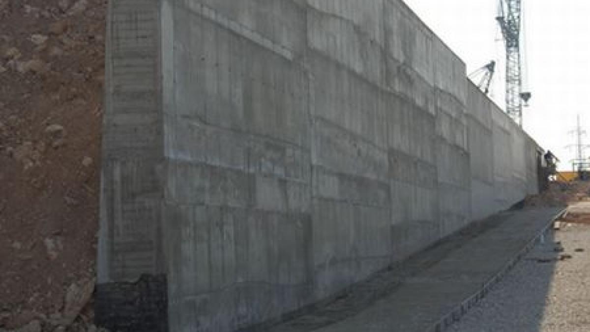 un om a murit si alti trei au fost raniti dupa ce zidul unui cimitir s a prabusit peste ei