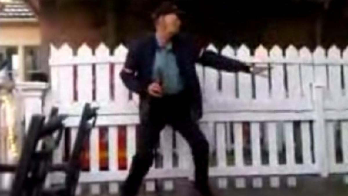 un batran face senzatie danseaza ca la 20 de ani pe muzica rock