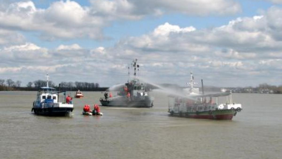 dunarea e poluata cu ulei pe o lungime 6 km si 80 din latimea ei