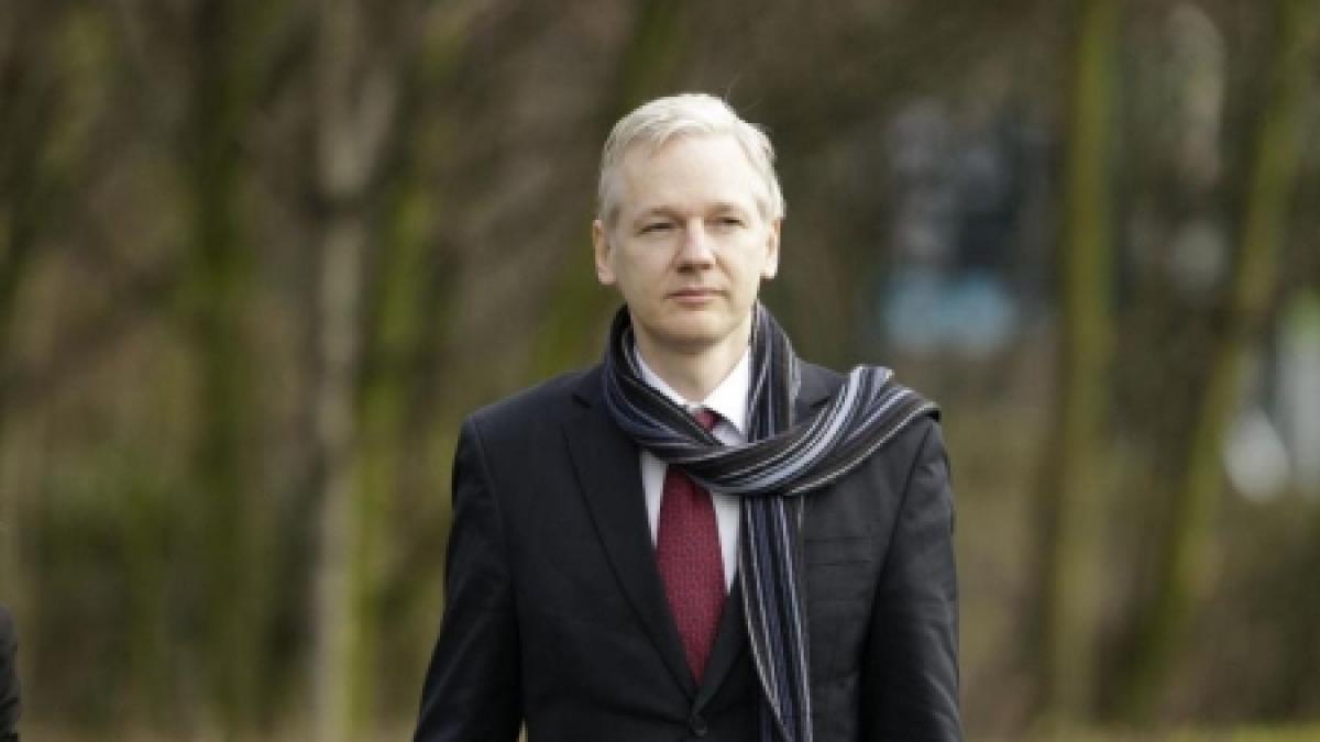 jullian assange fondatorul wikileaks a facut show intr un club din capitala islandei