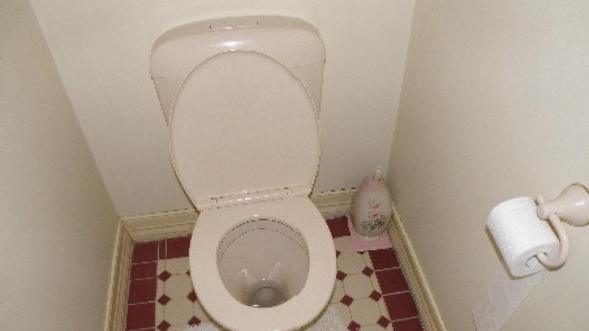 a nascut in toaleta spitalului medicii au confundat sarcina cu o tumoare