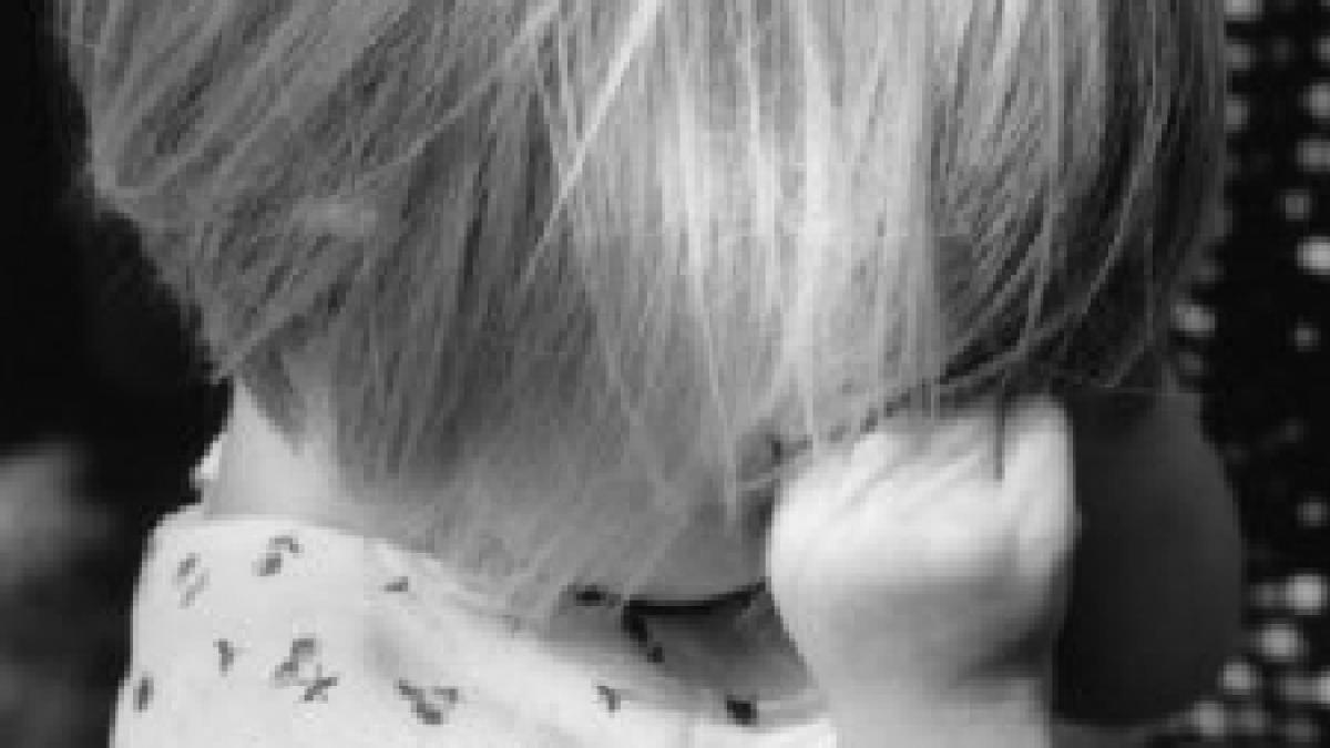 fetita de 3 ani data afara din casa si batuta de propria mama