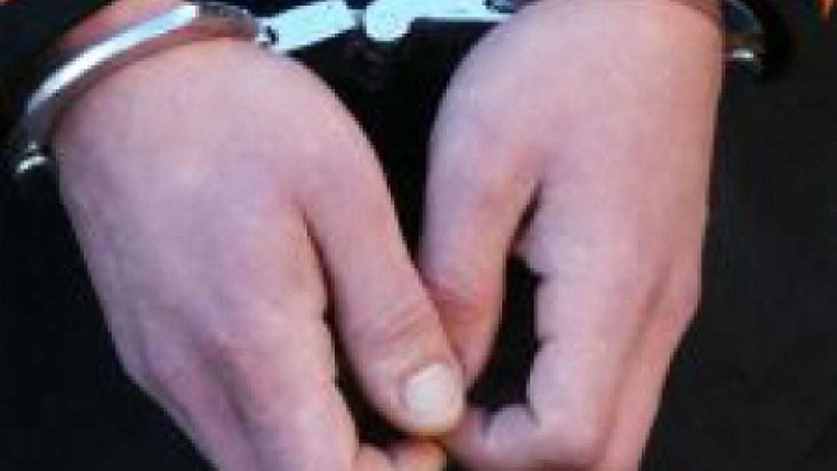 zeci de persoane arestate pentru furt si falsificare de pasapoarte in urma unor perchezitii la