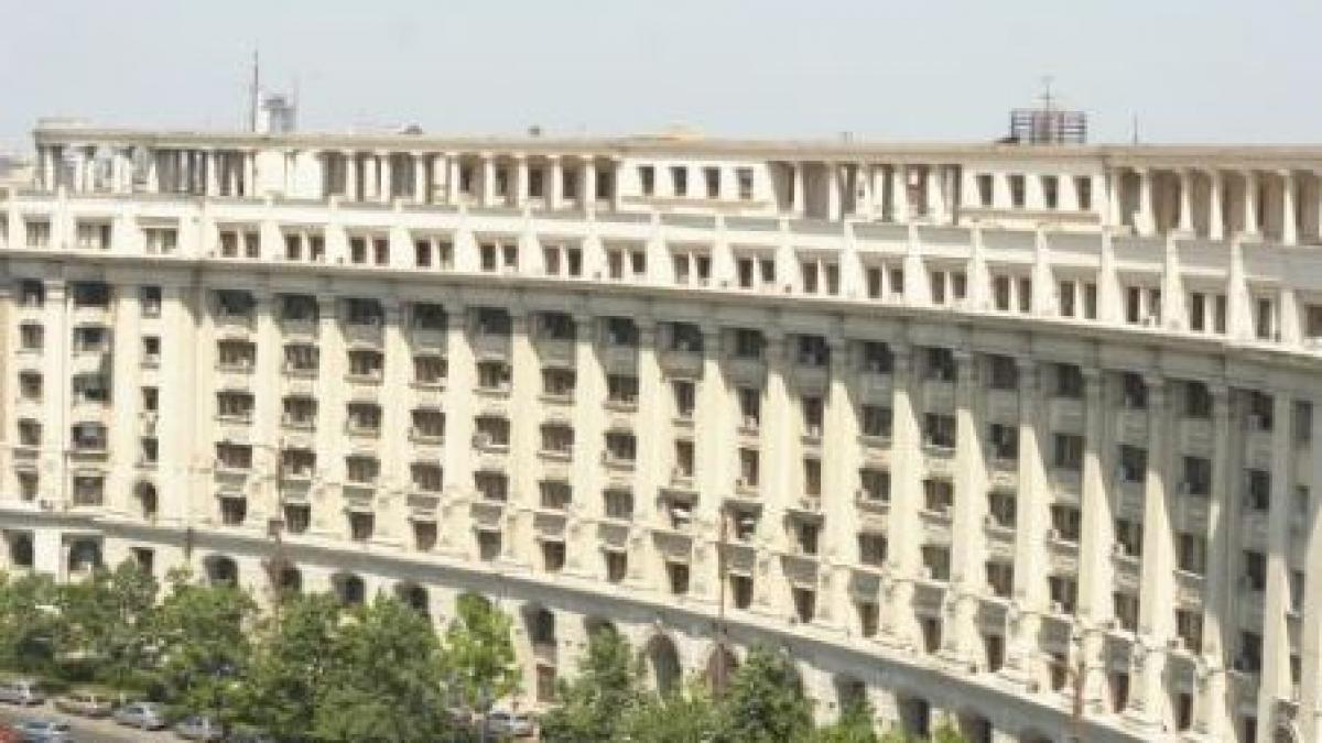 accident la ministerul economiei un angajat a cazut de pe o scara in timp ce zugravea