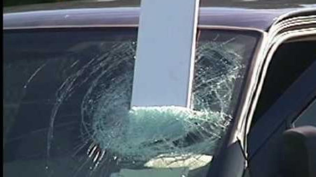 la un pas de moarte o femeie filmeaza cum ii trece o bucata de lemn prin parbriz