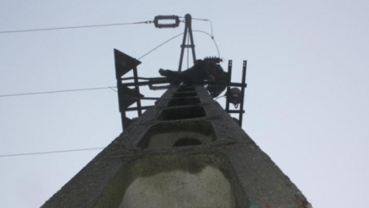 suparat pe decizia unei instante un barbat din iasi a protestat pe un stalp de inalta tensiune