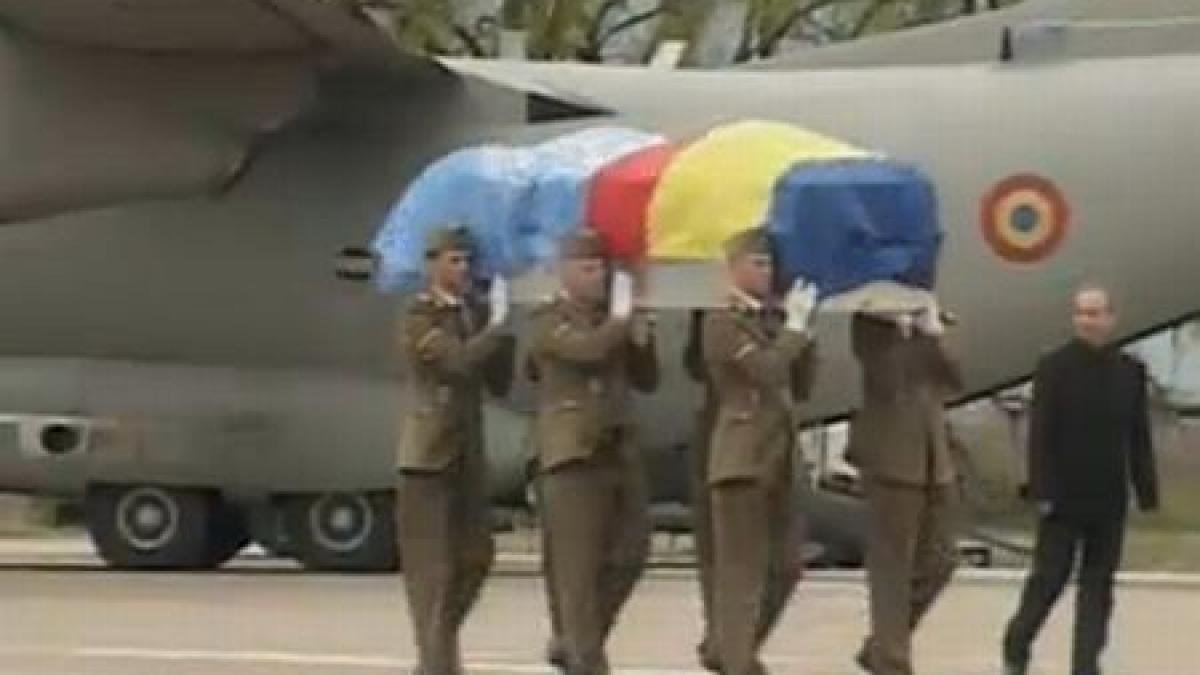 trupul romanului ucis in afghanistan adus in romania