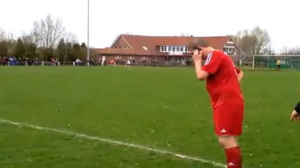 un fotbalist din germania a raspuns la telefon in timpul meciului