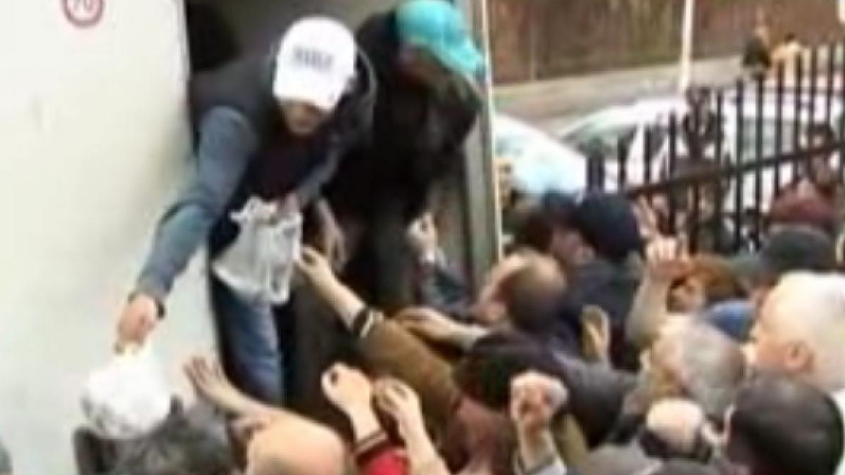 peste drept pomana electorala un nou motiv pentru oameni sa se calce in picioare