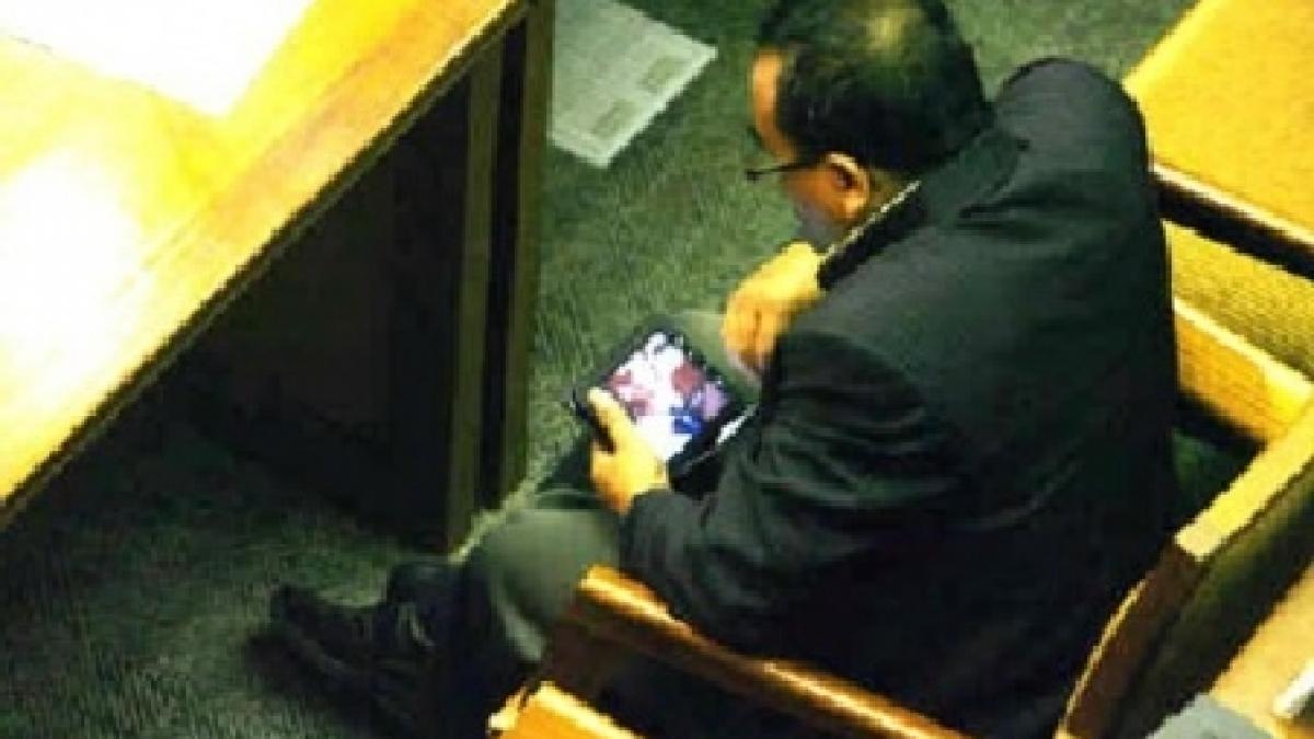 un parlamentar din indonezia a demisionat dupa ce a fost prins vizionand imagini porno in parlament