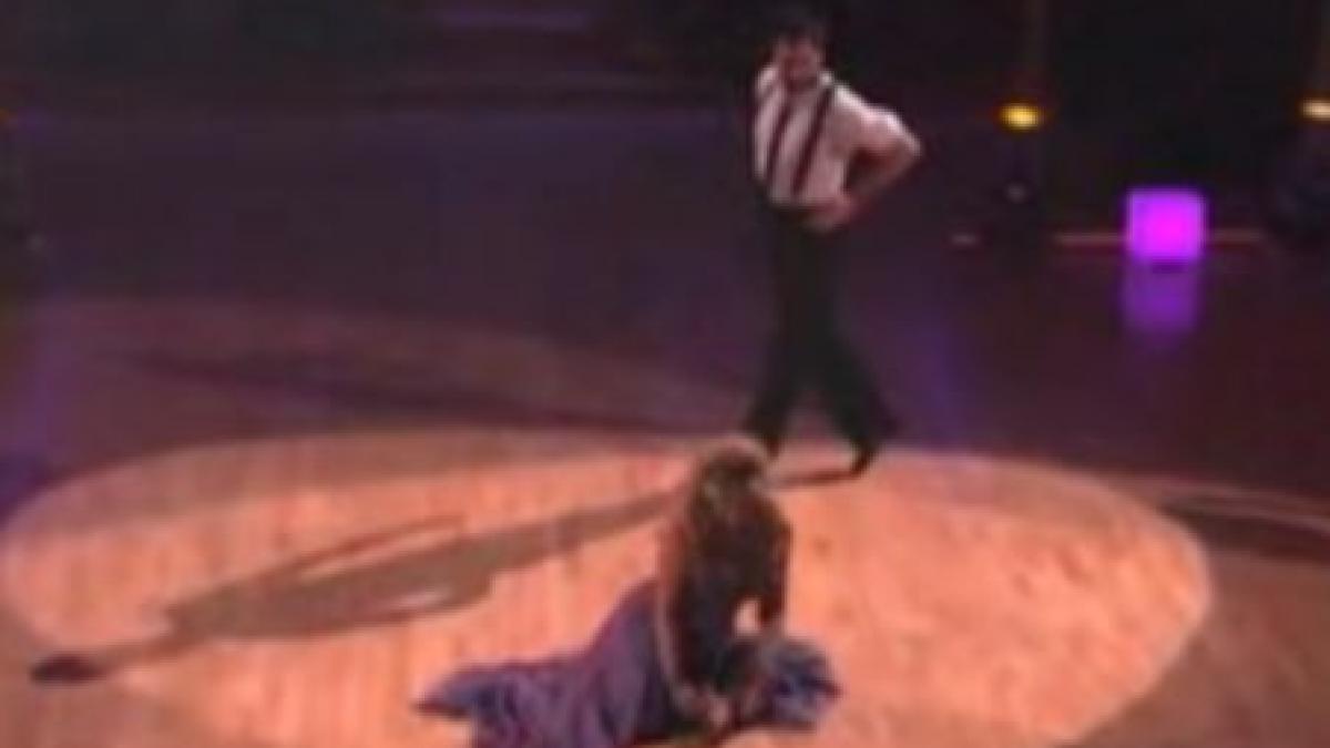 Kirstie Alley urmărită de ghinion. Şi-a pierdut un pantof în timpul dansului