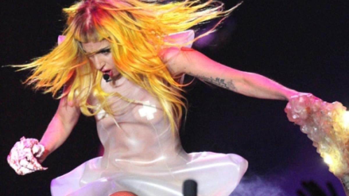 lady gaga a cazut pe scena in timpul unui concert din statele unite