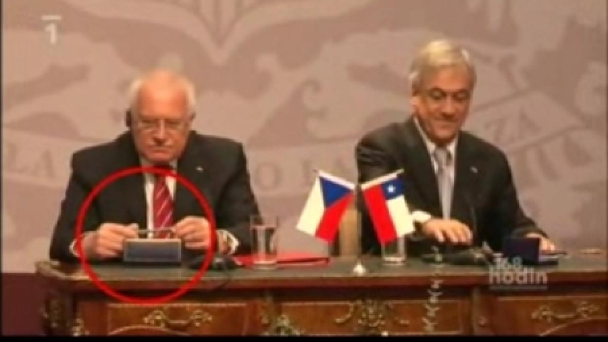 presedintele cehiei a fost surprins furand un stilou