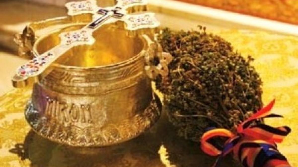 sfintire exagerata un preot foloseste prea multa apa pentru a binecuvanta politistii