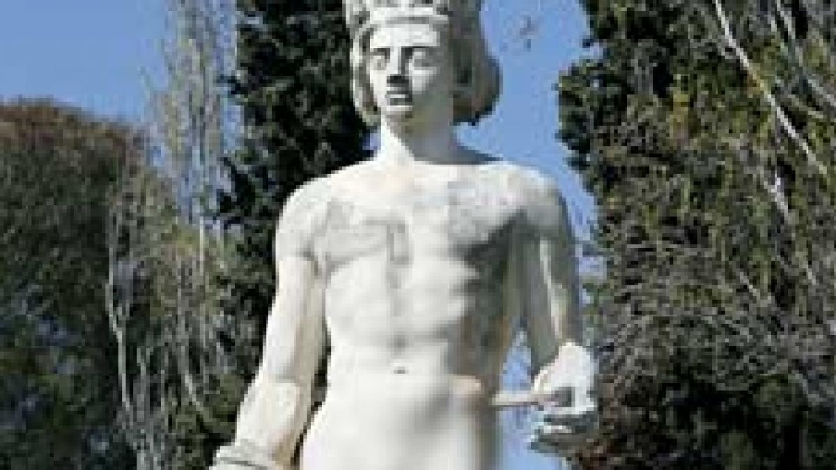 statuia lui apollo nud si supradotat din nisa revine la locul ei de cinste