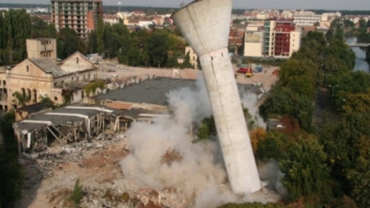 tulcea un turn de 86 de metri pus la pamant cu 50 kg de explozibil
