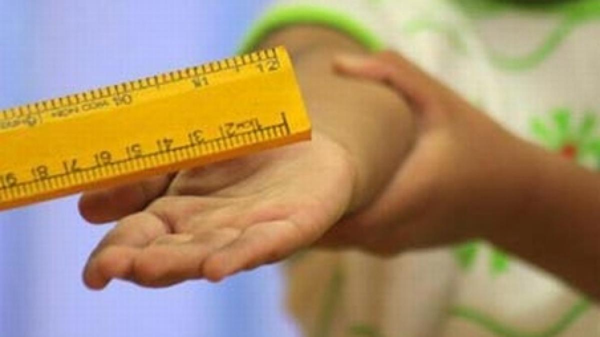 directorul unui liceu din prahova reclamat pentru ca ar fi batut un elev